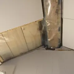 Detalj av parallelltak riskkonstruktion med trä, plast och skivmaterial.