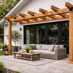 En vacker uteplats med en träpergola som ramar in soffgruppen. Perfekt för att bygga pergola och njuta av sommaren.