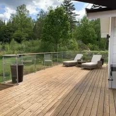 Träaltanen med roslagsmahogny torktid ser perfekt ut för sommaren. Solstolar och grill väntar på soliga dagar.