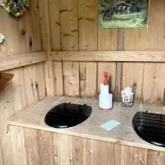 Här är ett utedass med två sittplatser, redo för att bygga utedass. En fin dekoration på väggen.
