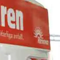 Röd skylt med texten "lämnaren" och uppmaning att lämna miljöfarligt avfall. En symbol för återvinning syns.