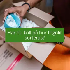 Händer som tömmer frigolit ur en blå kopp ner i en kartong. Texten frågar: "Har du koll på hur frigolit sorteras?".