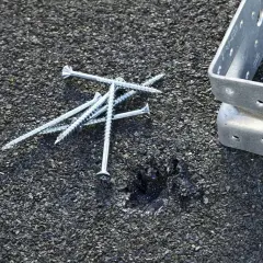 Skruv och vinkelbeslag på takpapp. Förberedelser för att limma takpapp och säkra konstruktionen.