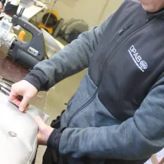 Person arbetar med branschstandard teknisk isolering, fäster detaljer på ett isoleringsmaterial.