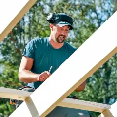 Byggare arbetar med takterrass konstruktion.