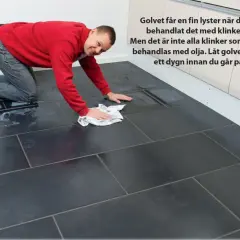 Man polerar ett mörkt klinkergolv med en trasa. Golvet får en fin lyster efter behandling med klinkerolja, men inte alla klinker passar för detta.