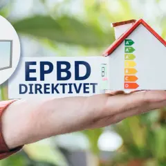 En hand håller upp ett hus med energimärkning och texten "EPBD DIREKTIVET". Till vänster syns en cirkel med fönster.