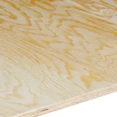 Närbild på en skiva plywood utomhus med tydliga ådringar och lager. Perfekt för byggprojekt i trädgården.