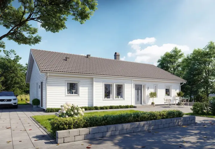 Vitt, modernt betong hus med grå takpannor, omgivet av grönska och träd. En vit bil parkerad på uppfarten.