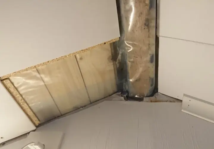 Detalj av parallelltak riskkonstruktion med trä, plast och skivmaterial.