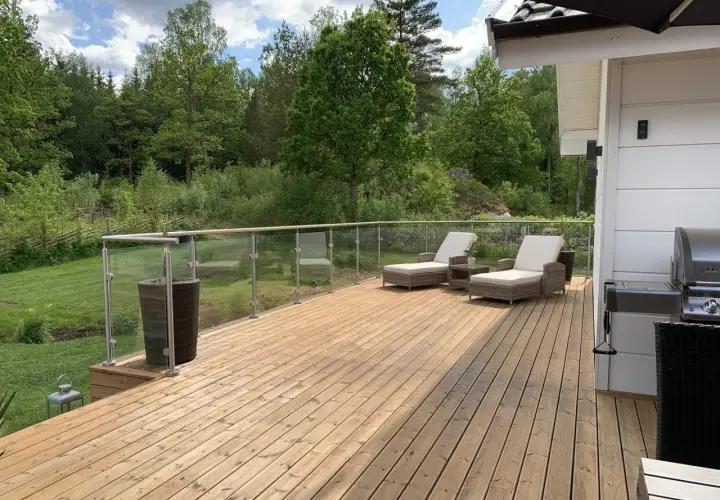 Träaltanen med roslagsmahogny torktid ser perfekt ut för sommaren. Solstolar och grill väntar på soliga dagar.
