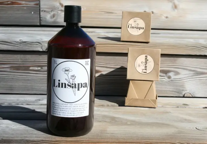 En stor flaska och två små paket med Linsapa, perfekt för rengöring i bastun.