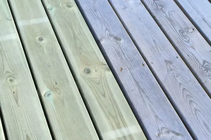 Trallen har fått en ny behandling. Halva däcket är nymålat i en ljusgrön nyans, medan andra halvan visar den gråa, väderbitna ytan.