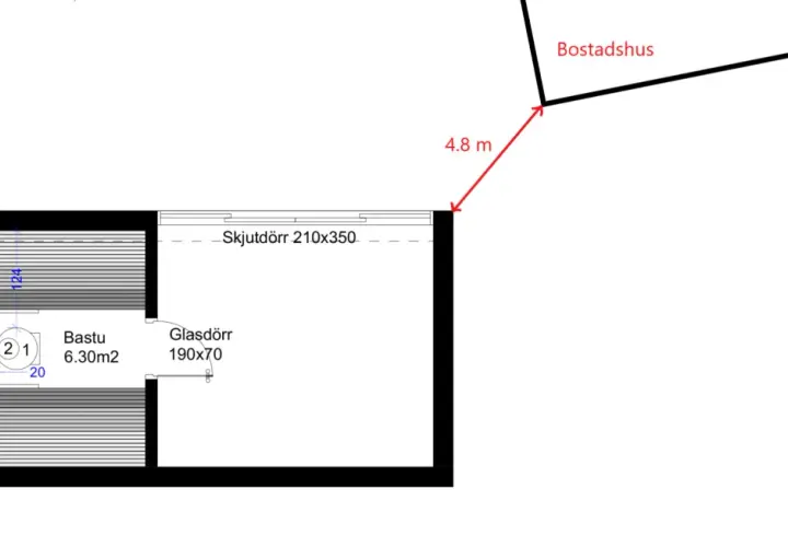 Planritning visar en bastu med glasdörr och skjutdörr. Avstånd till bostadshus är 4.8 m, viktigt för bbr brandskydd.
