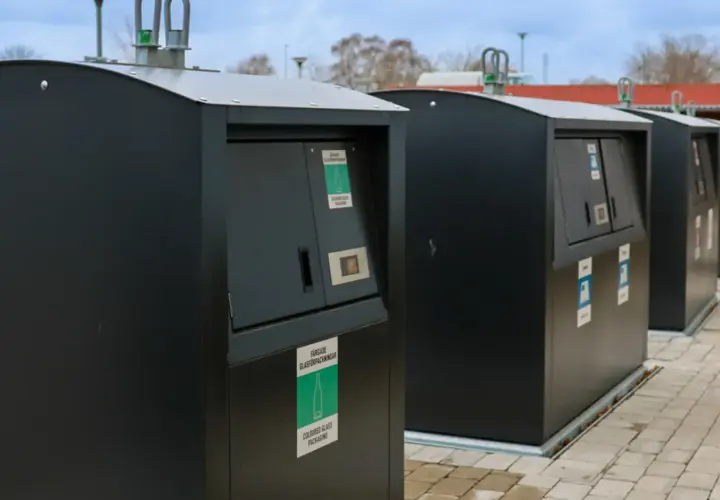 Moderna återvinningsstationer för glasförpackningar. En del av en hållbar framtid med fokus på återvinning av metall och andra material.