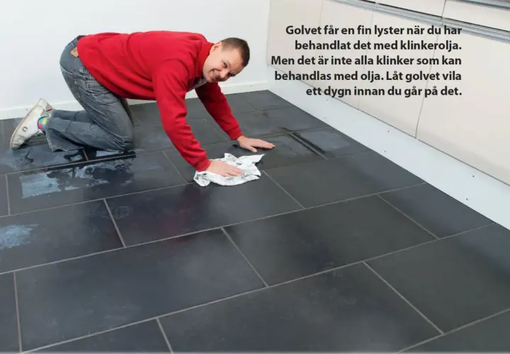 Man polerar ett mörkt klinkergolv med en trasa. Golvet får en fin lyster efter behandling med klinkerolja, men inte alla klinker passar för detta.