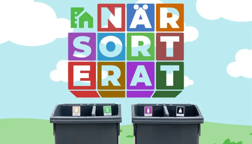 Två soptunnor för kartong återvinning och annat avfall. Texten "NÄR SORT ERAT" i färgglada block ovanför.
