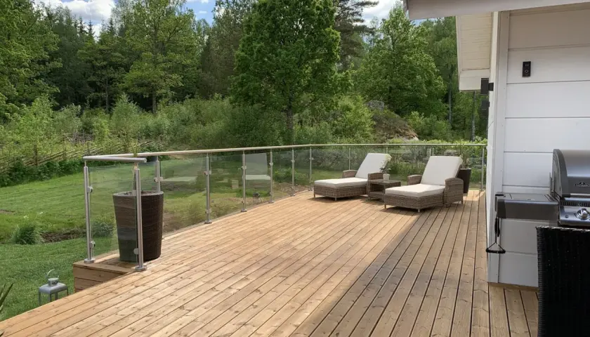 Träaltanen med roslagsmahogny torktid ser perfekt ut för sommaren. Solstolar och grill väntar på soliga dagar.