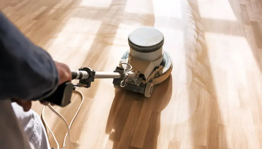 Professionell behandling av furugolv med polermaskin. Golvet blir skinande rent och redo för ny ytbehandling.