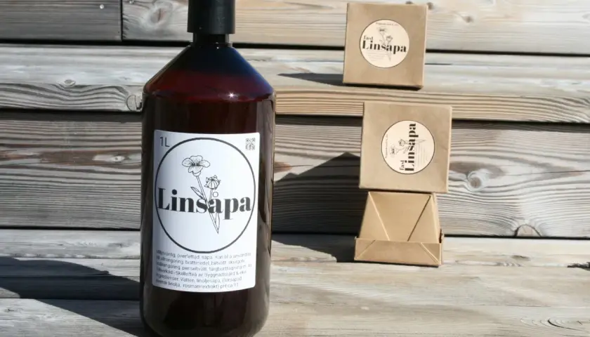 En stor flaska och två små paket med Linsapa, perfekt för rengöring i bastun.