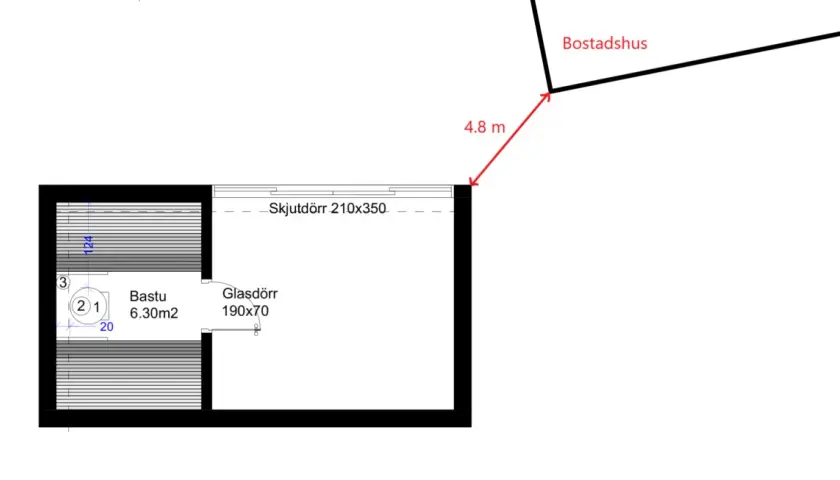 Planritning visar en bastu med glasdörr och skjutdörr. Avstånd till bostadshus är 4.8 m, viktigt för bbr brandskydd.