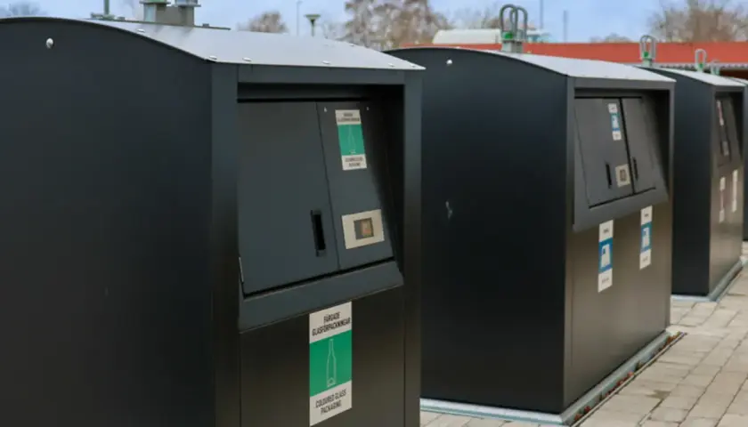 Moderna återvinningsstationer för glasförpackningar. En del av en hållbar framtid med fokus på återvinning av metall och andra material.