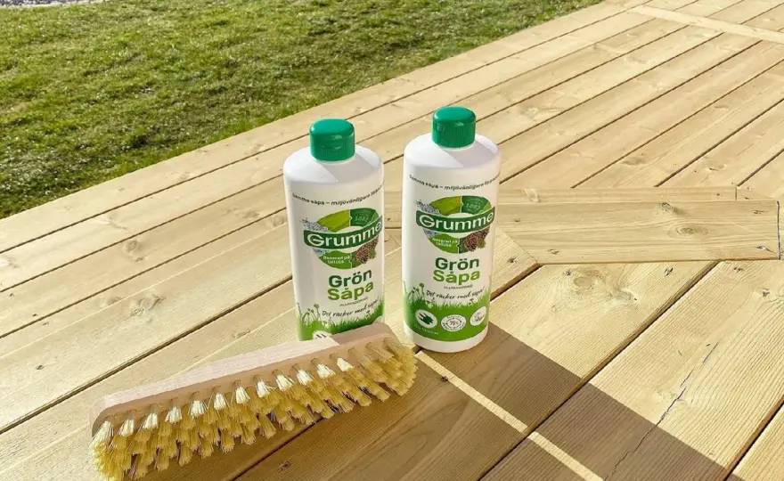 Behandla altanen med såpa - steg för steg och skillnaden mot olja