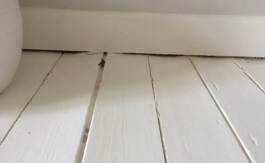 Slipa målat golv utan att förstöra träet