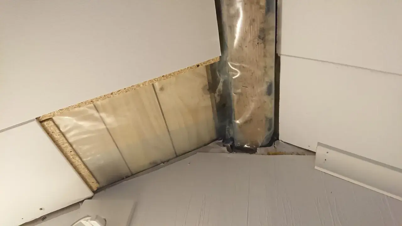 Detalj av parallelltak riskkonstruktion med trä, plast och skivmaterial.