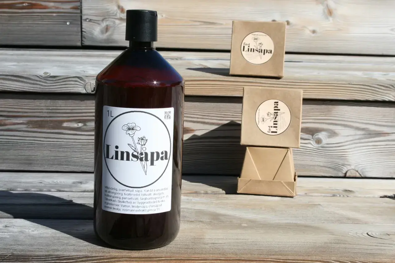 En stor flaska och två små paket med Linsapa, perfekt för rengöring i bastun.