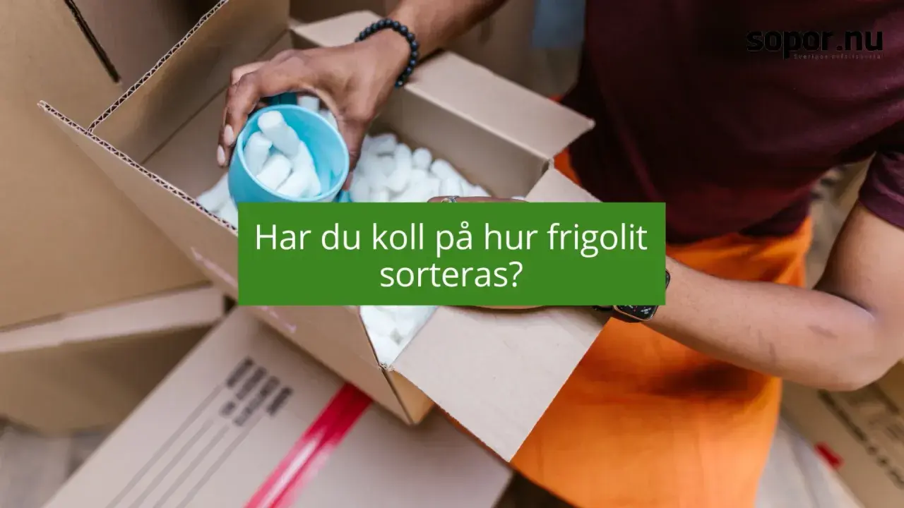 Händer som tömmer frigolit ur en blå kopp ner i en kartong. Texten frågar: "Har du koll på hur frigolit sorteras?".