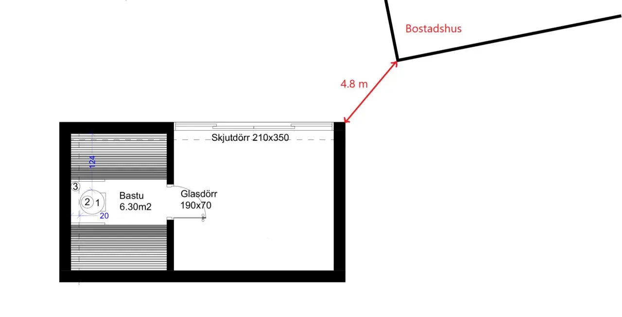 Planritning visar en bastu med glasdörr och skjutdörr. Avstånd till bostadshus är 4.8 m, viktigt för bbr brandskydd.