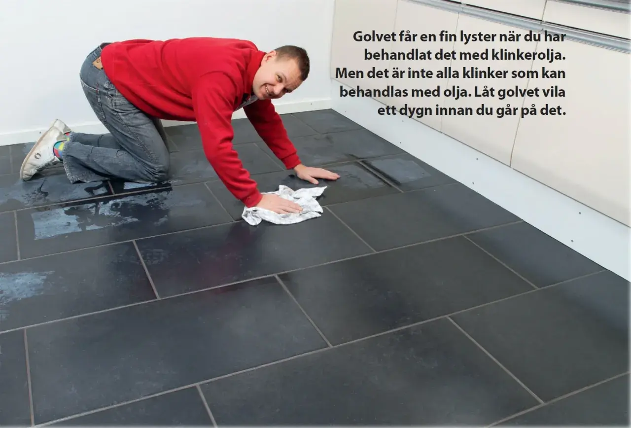 Man polerar ett mörkt klinkergolv med en trasa. Golvet får en fin lyster efter behandling med klinkerolja, men inte alla klinker passar för detta.