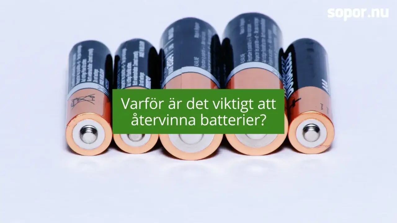 En grupp gamla batterier ligger p&aring; en vit yta. En gr&ouml;n ruta med texten 
