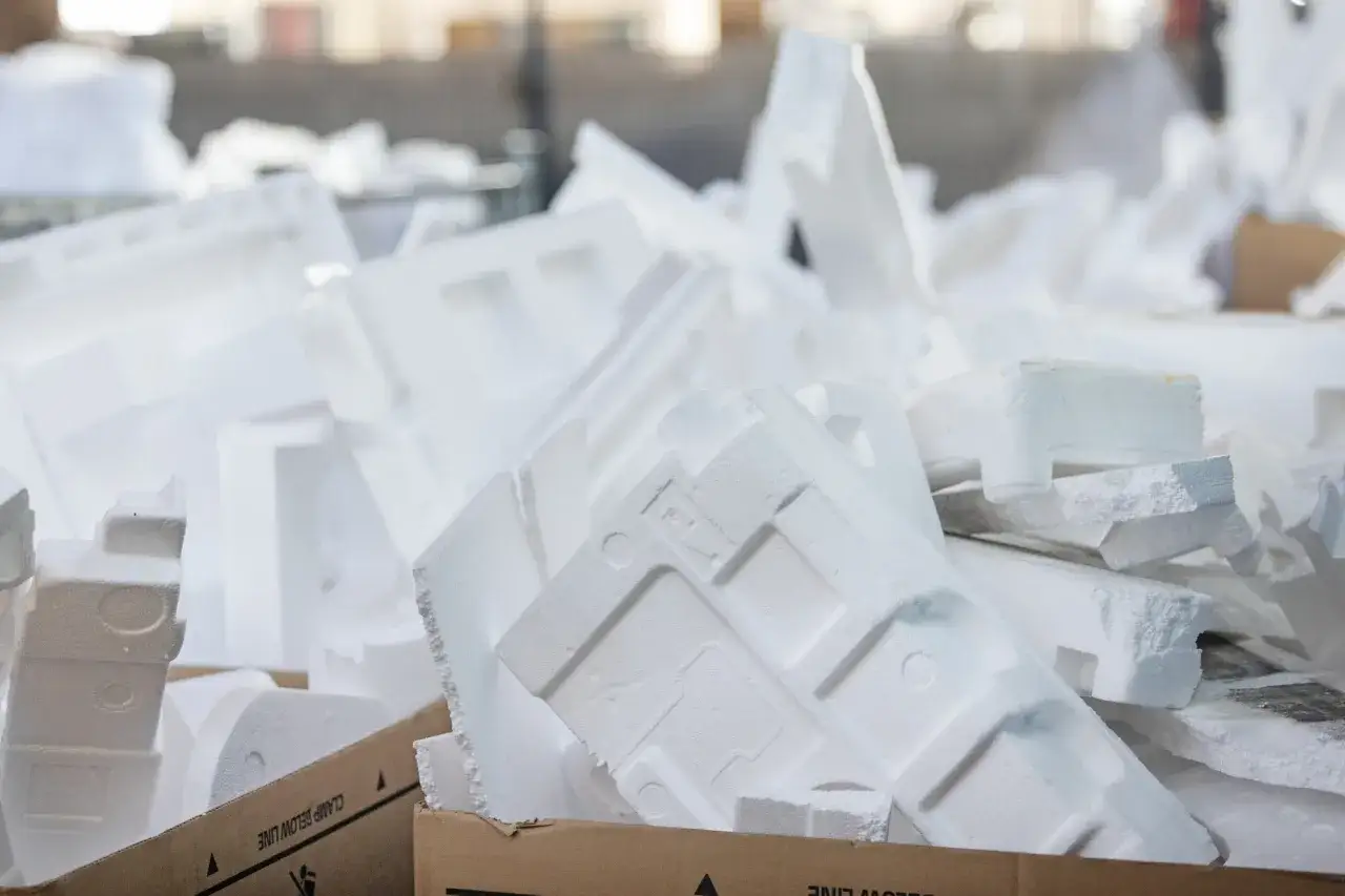 En h&ouml;g med vit frigolit som sorteras som plast. &Aring;tervinning av f&ouml;rpackningsmaterial.