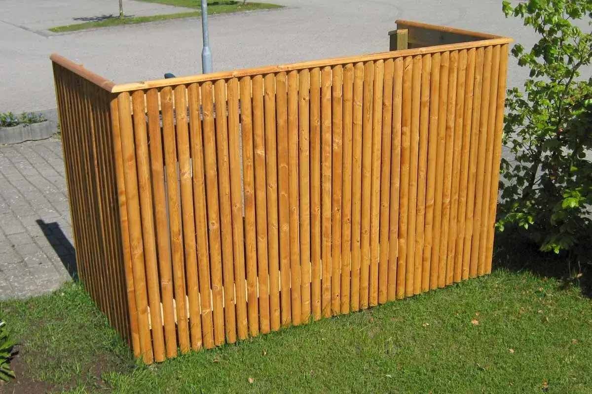 En fin l&ouml;sning f&ouml;r att bygga in soptunnor med en staketliknande konstruktion av tr&auml;.