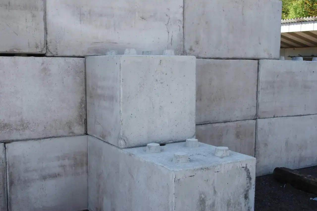 Staplade betongblock, liknande stora legobitar, anv&auml;nds som ballast.