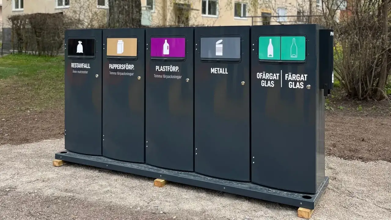 Fem sorteringsk&auml;rl f&ouml;r &aring;tervinning av metall, plast, papper, restavfall och glas.