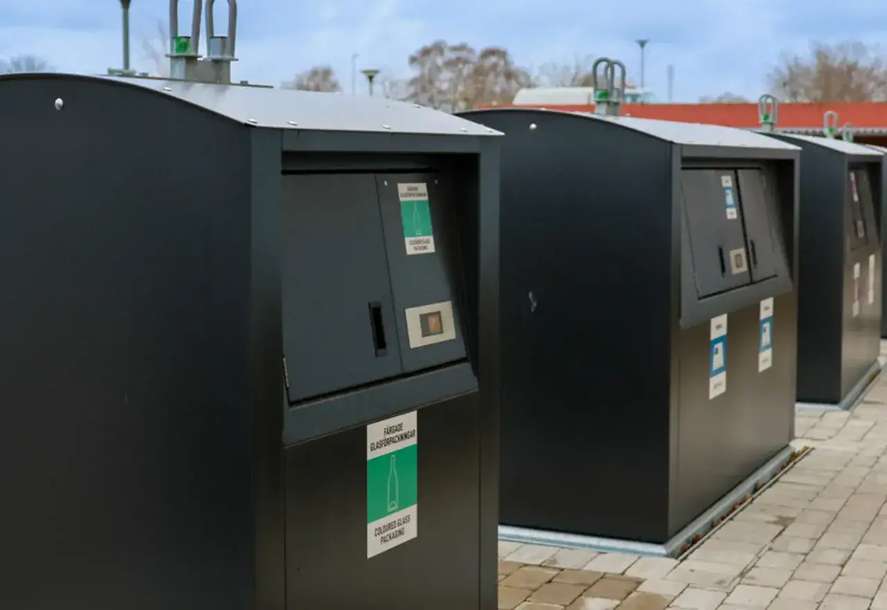 Moderna &aring;tervinningsstationer f&ouml;r glasf&ouml;rpackningar. En del av en h&aring;llbar framtid med fokus p&aring; &aring;tervinning av metall och andra material.