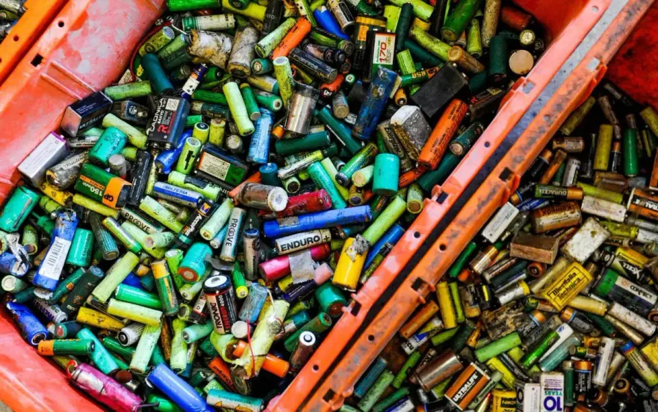 Gamla batterier - så sorterar du dem rätt i Sverige